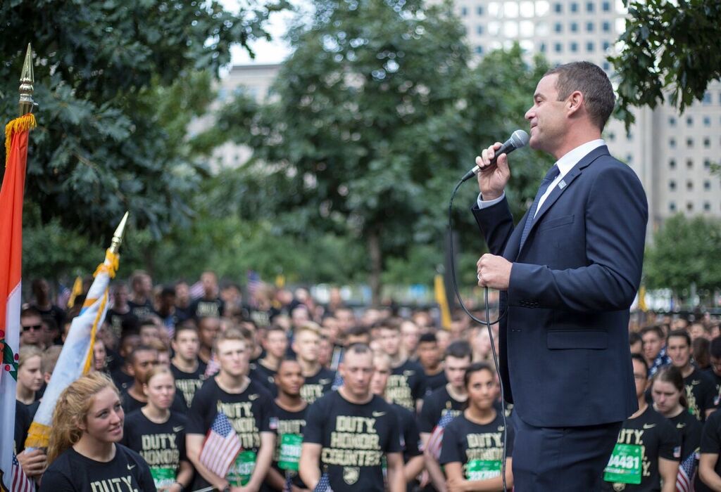 Joe Daniels addressing service members in New York City