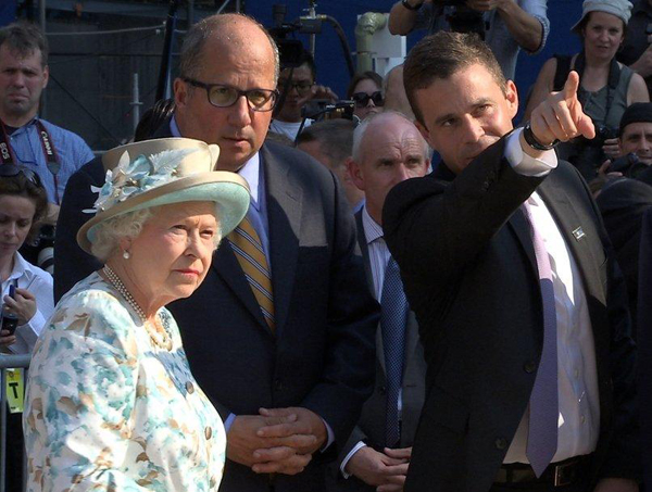 Joe Daniels speaking with Queen Elizabeth II during a visit to the Memorial site